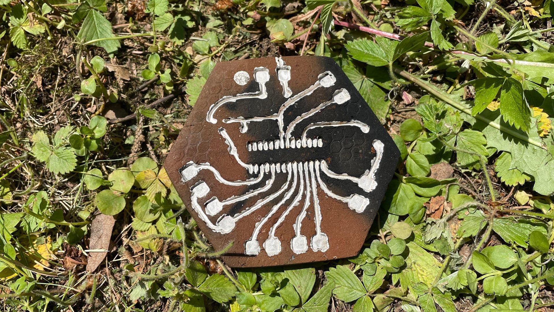 Hacktivists Build Working PCBs From Wild Clay and Fire