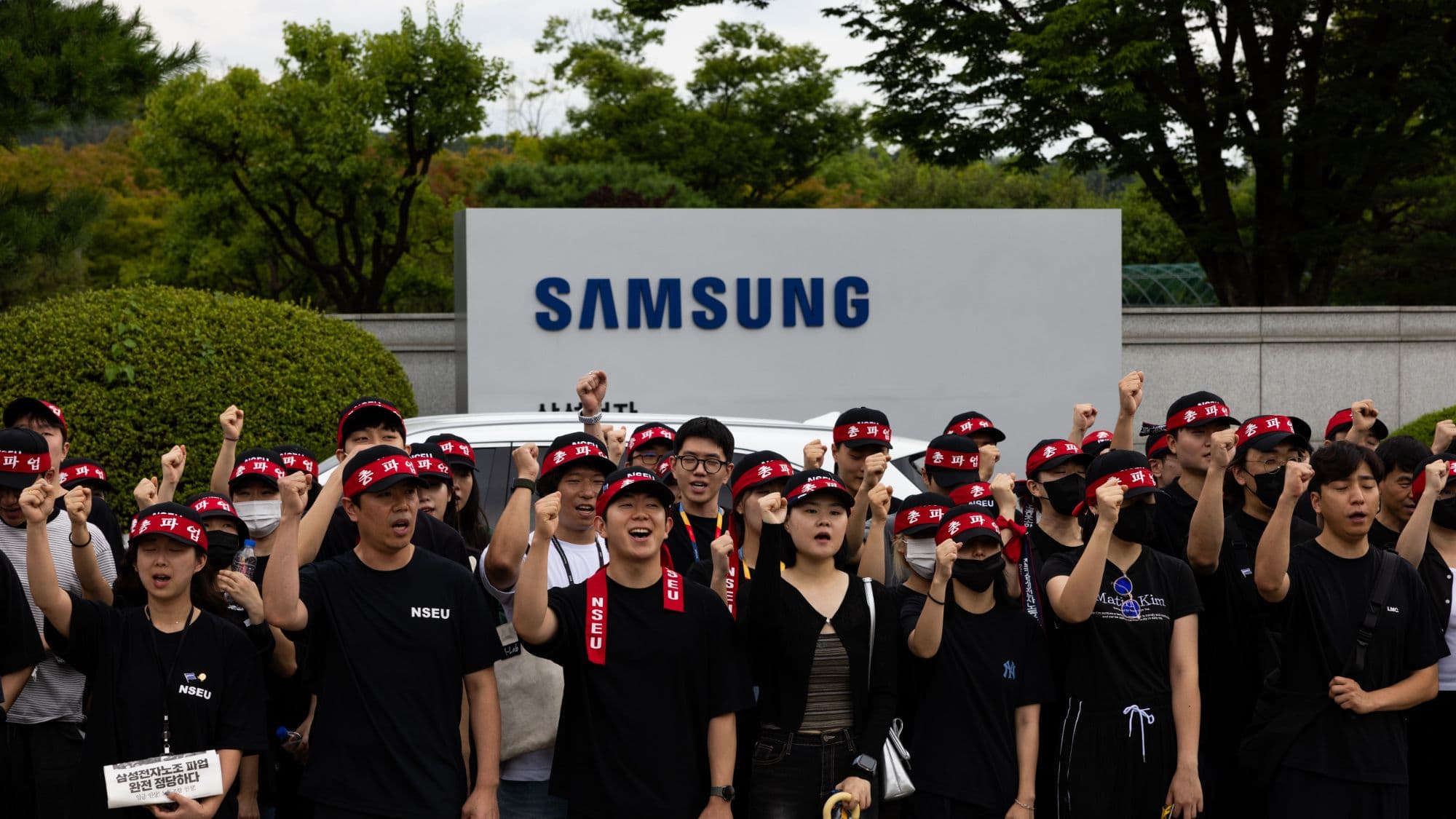 Samsung Avoids 18-Day Chip Strike With Last-Minute Wage Deal