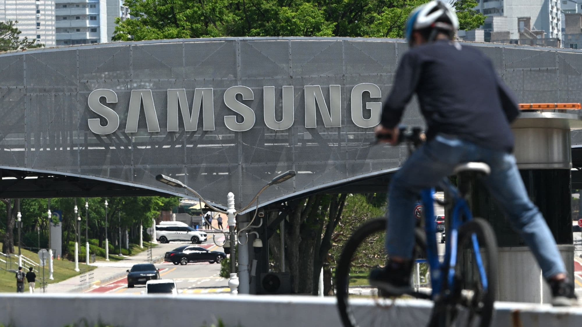 Samsung Chip Workers Get $400K Bonuses, Phone Staff Get $4K