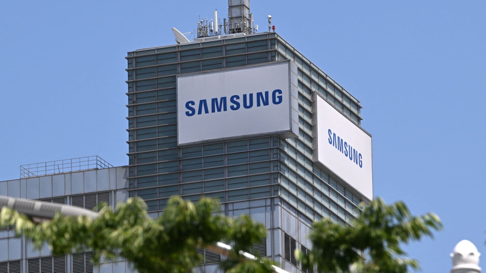 Samsung Chip Workers Accept $340K Bonus, But Resentment Spreads