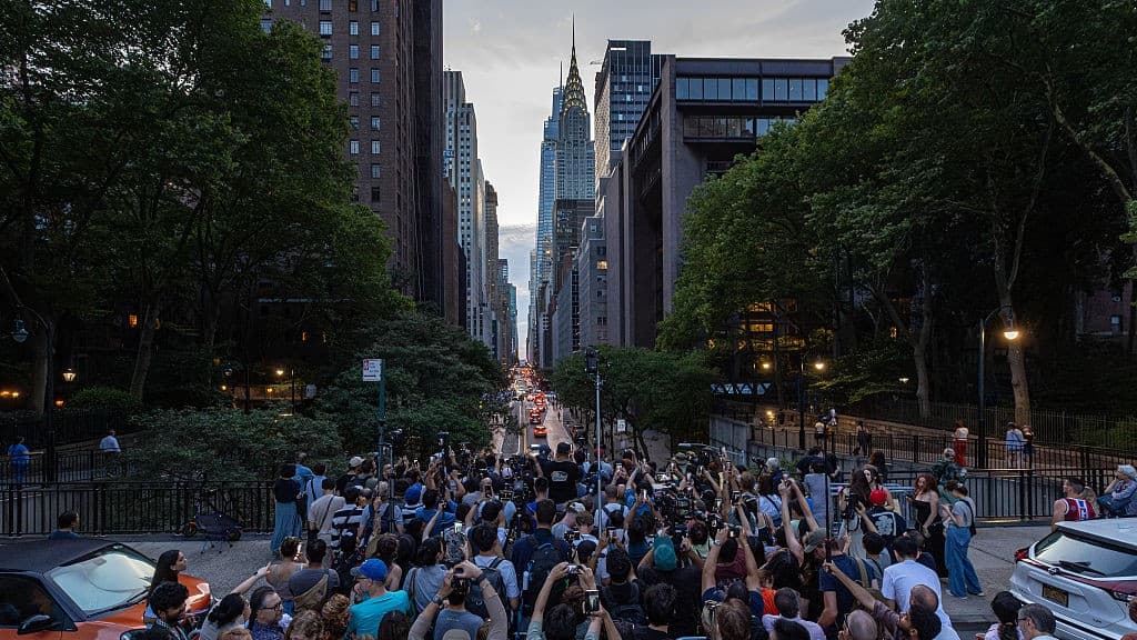 crowds gather to watch manhattanhenge