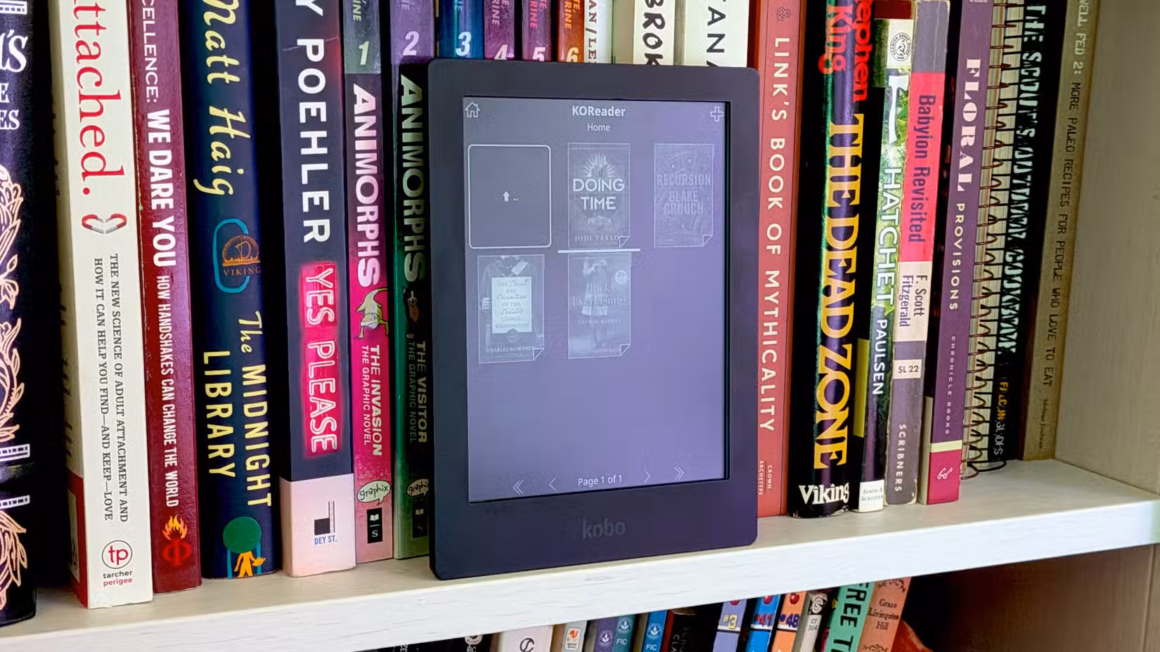 Kobo Aura HD on a book shelf 3