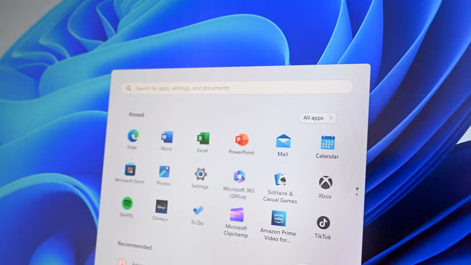 Windows 11 Start Menu with apps.