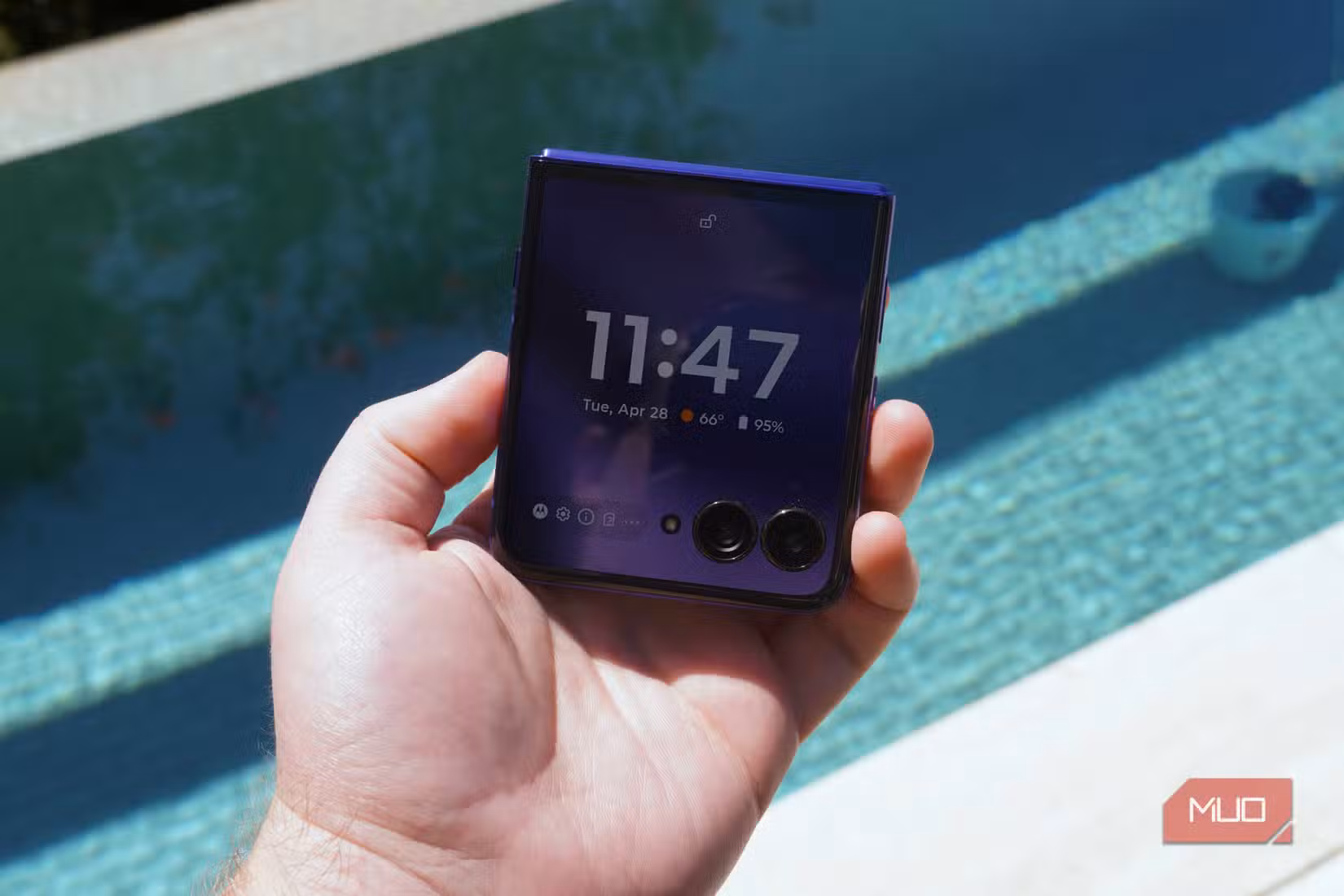 The cover screen of the Razr Ultra 2026.