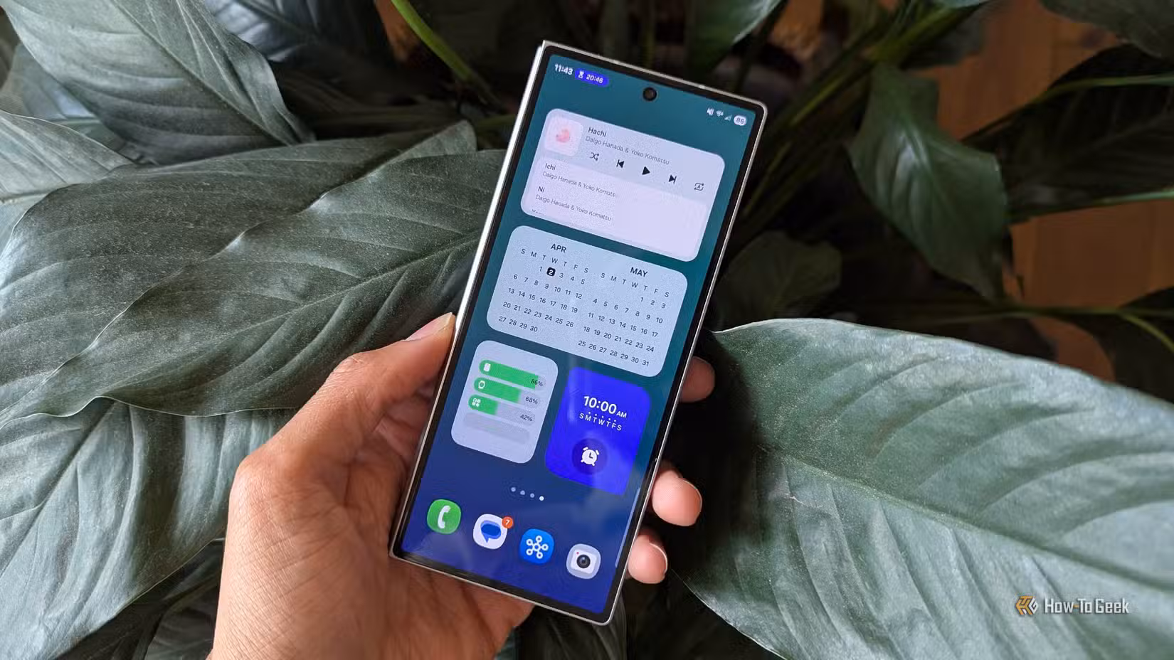 Samsung's One UI 7 home screen on the cover display of a Samsung Galaxy Z Fold 6.