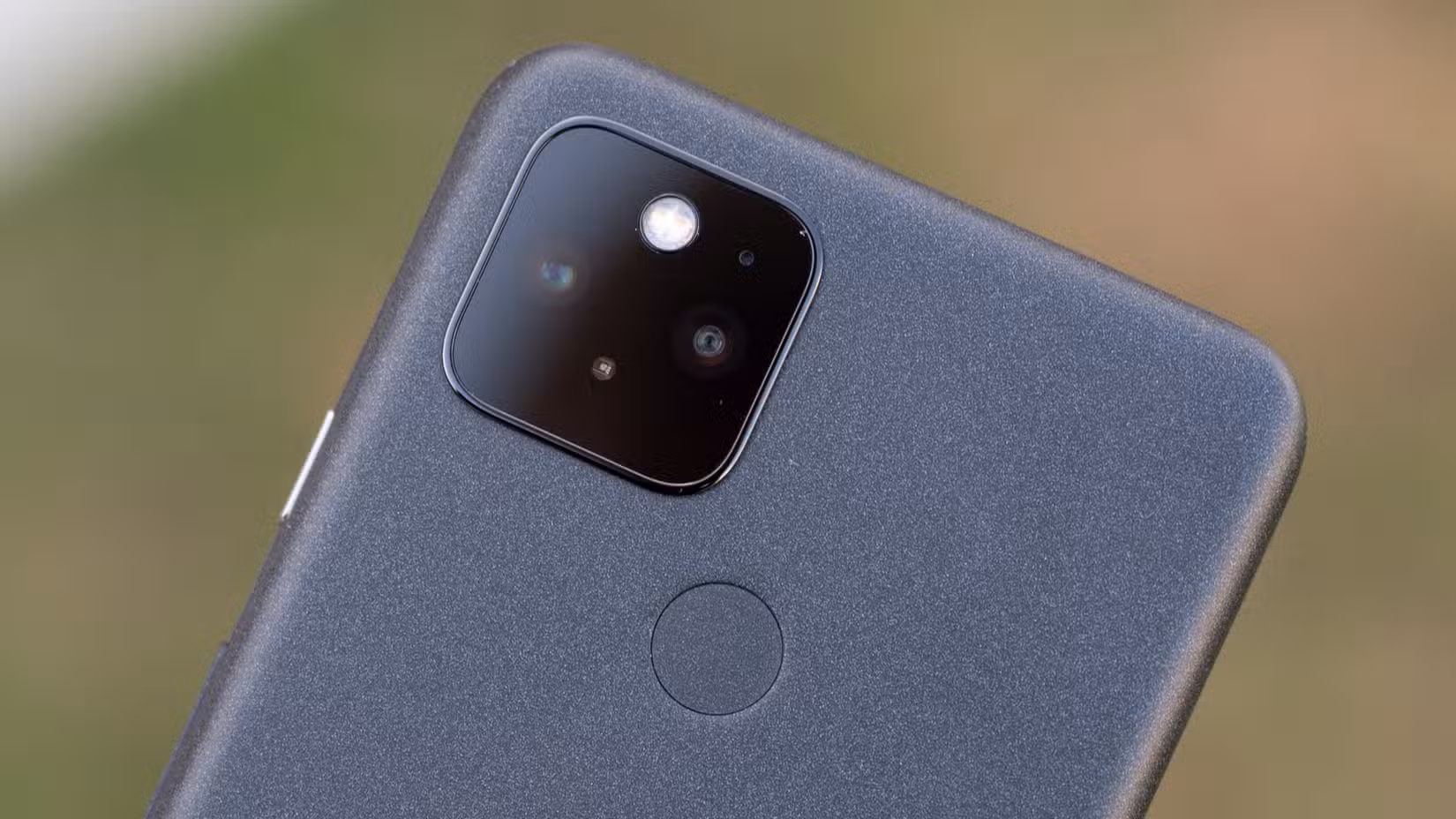 google-pixel-5-rear-cameras-and-fingerprint-sensor