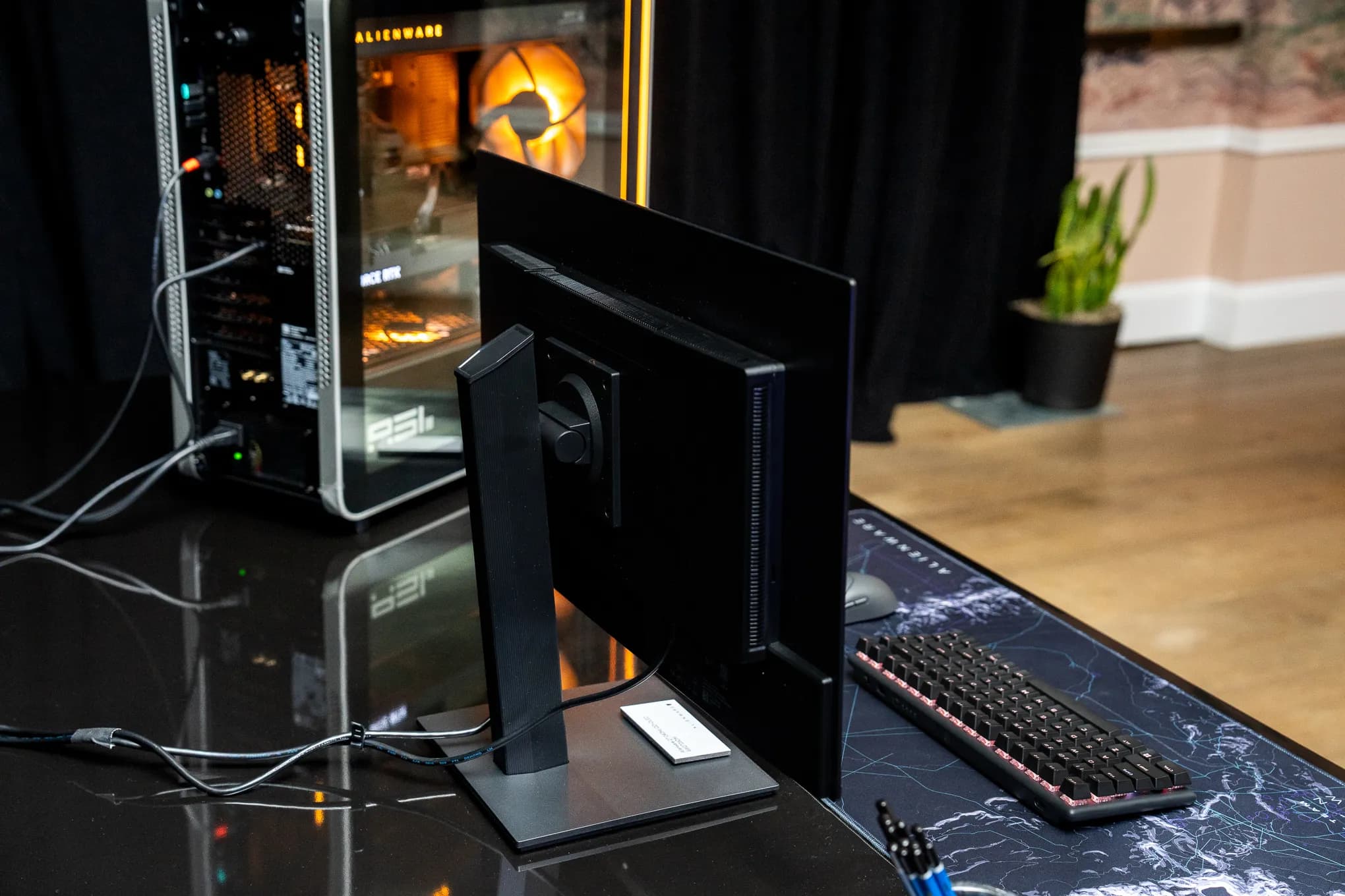 <em>Without seeing the Alienware head logo or wordmark, this looks pretty Dell Ultrasharp-ish. That’s a compliment.</em>