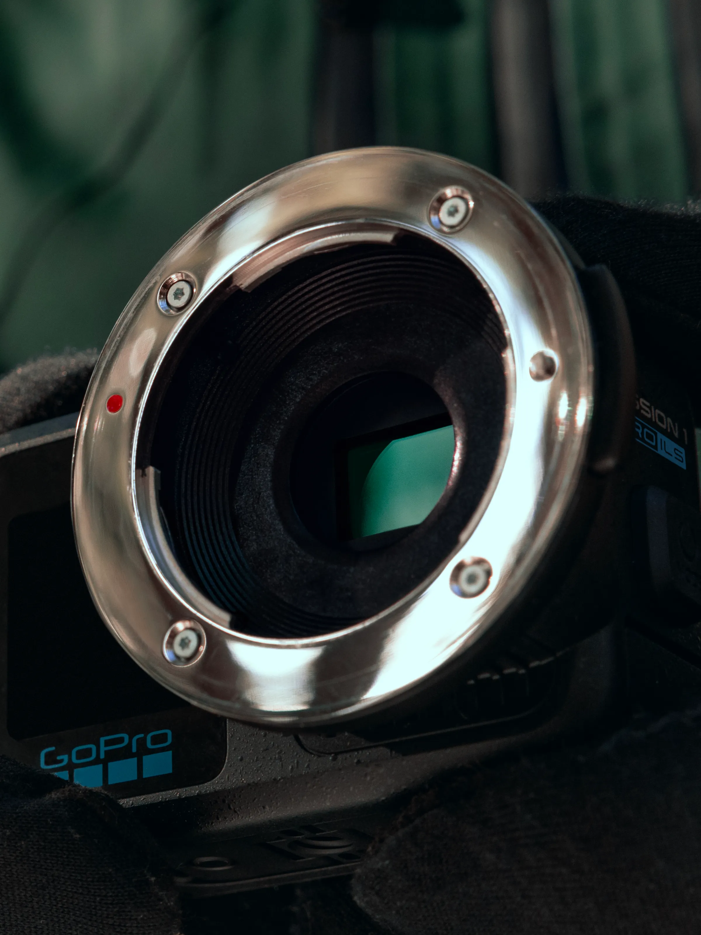 <em>A 1-inch-type sensor is a decent size, but it certainly looks teeny tiny in that lens mount.</em>