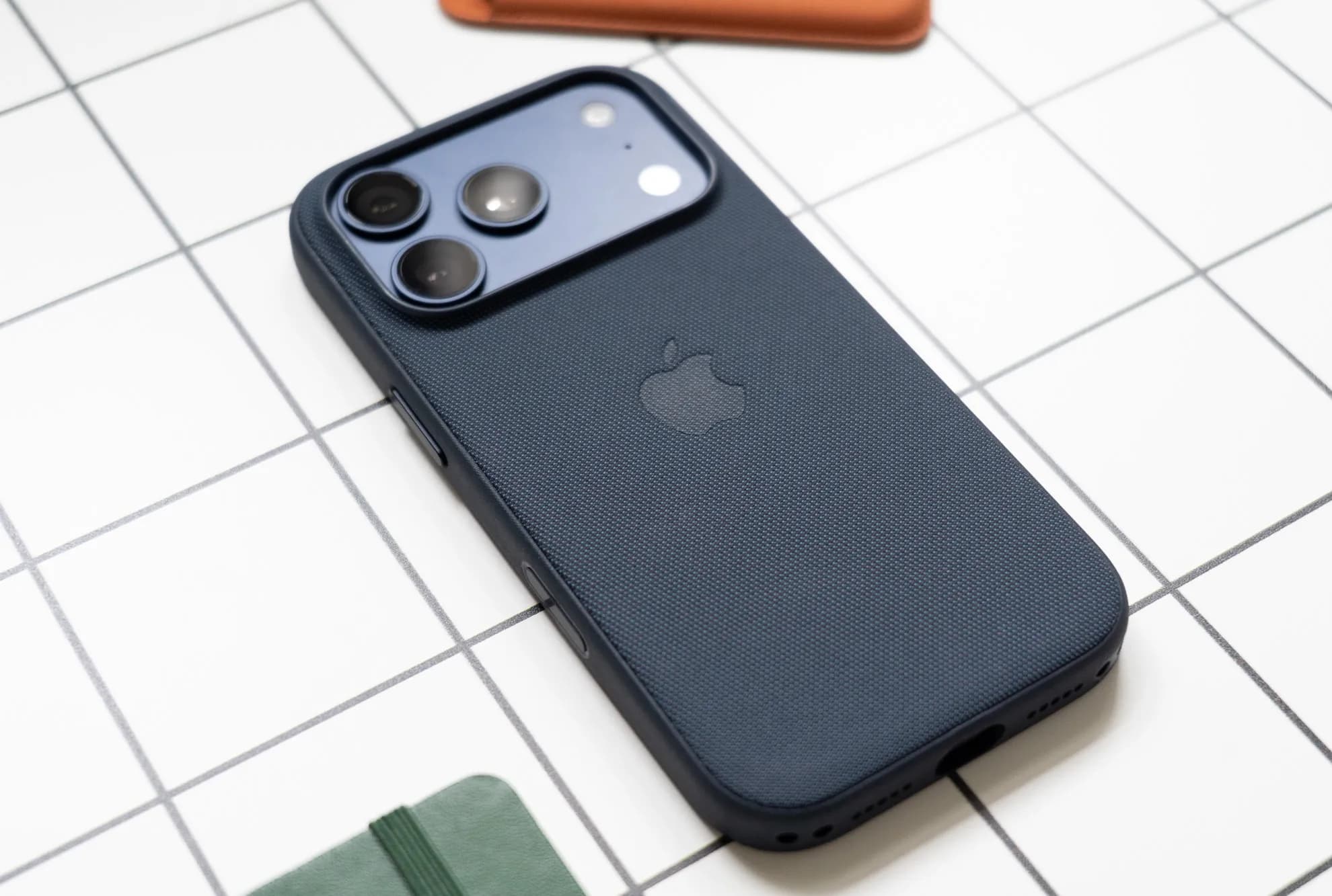 تشكيلة أجهزة Apple المتوقع تأثرها بارتفاع أسعار الذواكر تشمل iPhone وMac وiPad