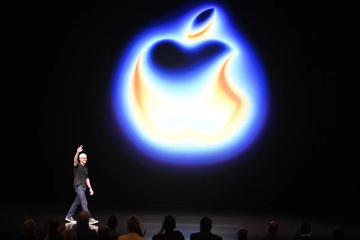 أبل تحذّر: أسعار iPhone قد ترتفع 270 دولاراً بسبب أزمة رقائق الذكاء الاصطناعي