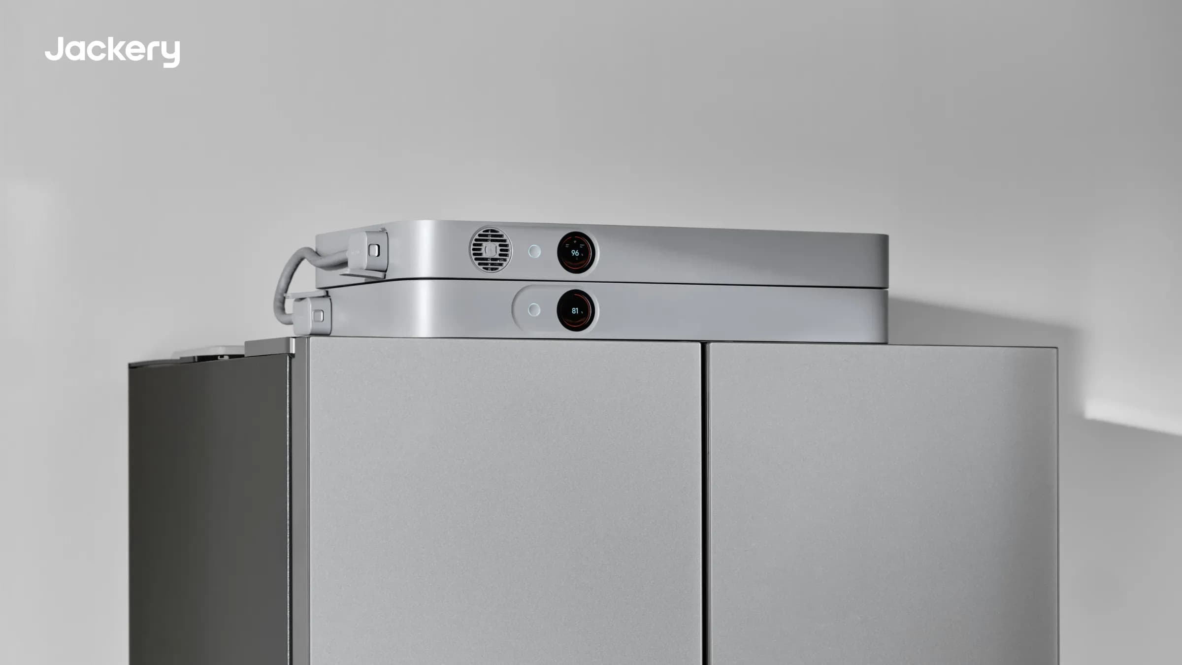 واجهة التحكم الأمامية لبطارية FridgeGuard تعرض مؤشرات الشحن والخرج