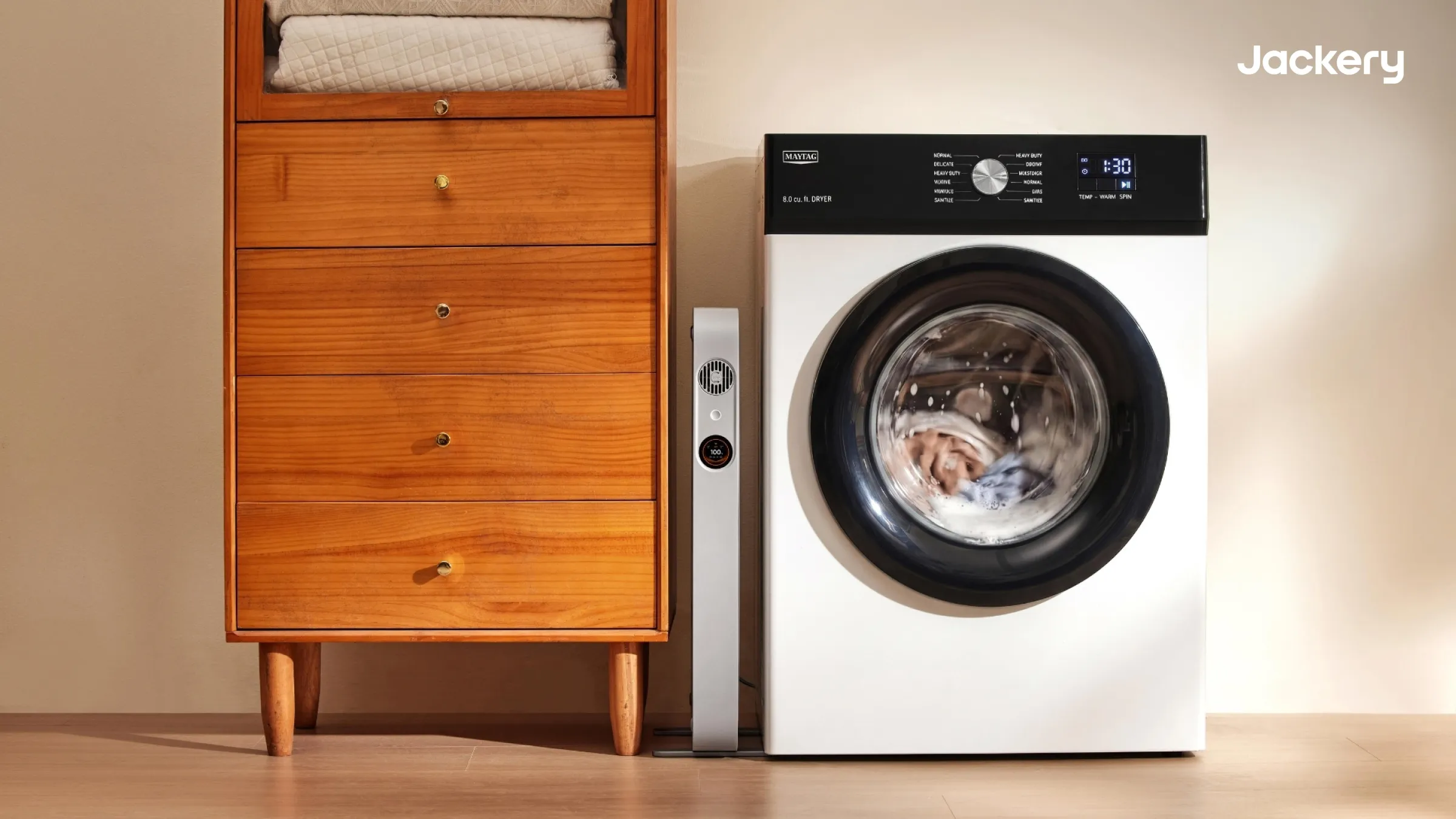 مقارنة بصرية بين بطارية FridgeGuard ومحطات طاقة تقليدية ضخمة