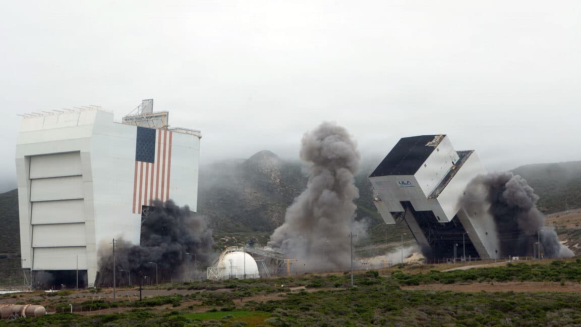 SpaceX تهدم أبراج حقبة المكوك الفضائي في قاعدة فاندنبرغ لتمهيد الطريق لـ 100 إطلاق سنوياً