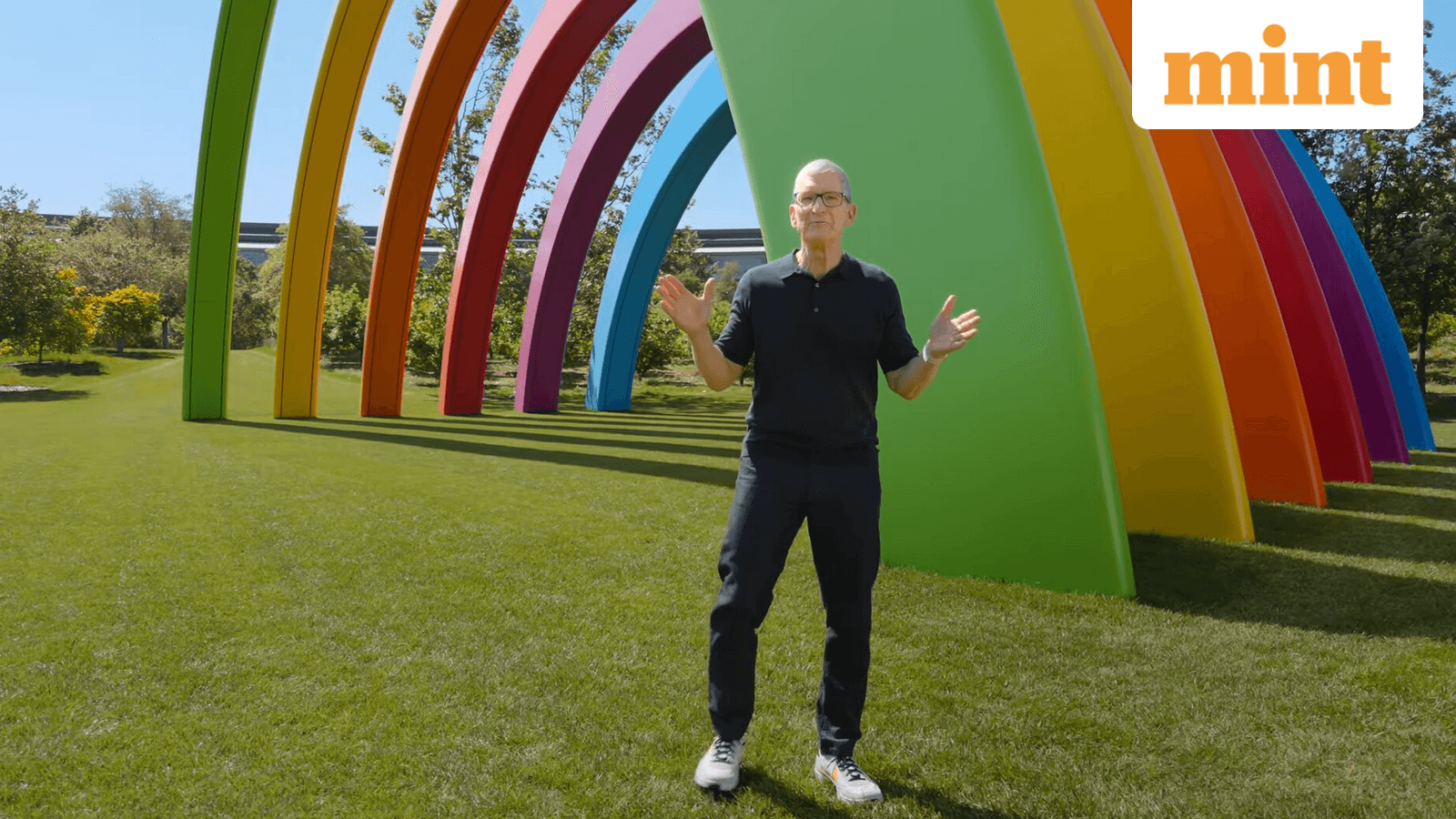 تيم كوك يُعلن: رفع أسعار منتجات Apple أصبح حتمياً بسبب أزمة رقائق الذاكرة