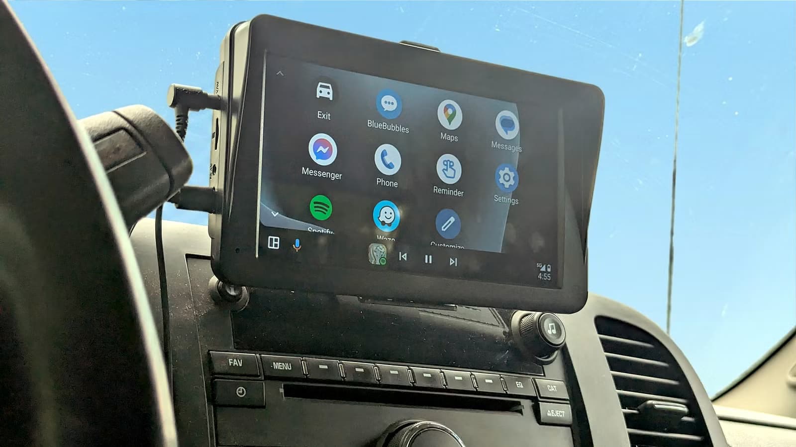 شاشات Android Auto المحمولة بـ45 دولاراً: كيف تُحوّل سيارتك القديمة إلى طراز 2026