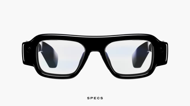 نظارات Specs من Snap معروضة على منصة في حدث الإطلاق الرسمي