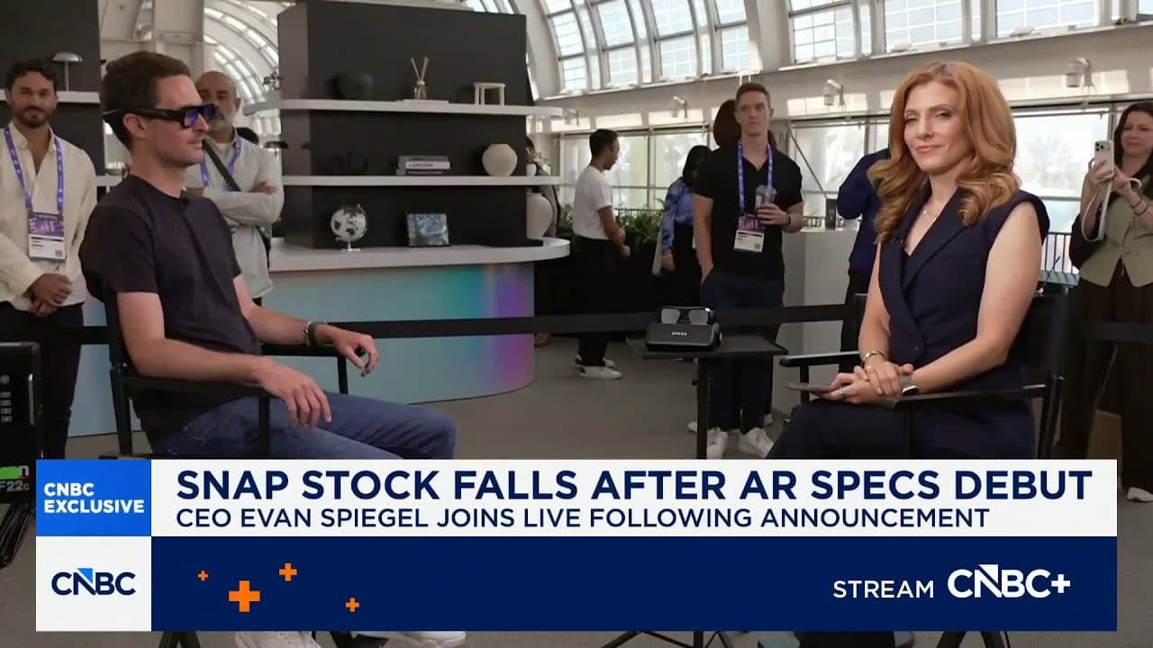 Evan Spiegel المدير التنفيذي لـSnap يرتدي نظارات Specs خلال العرض التجريبي