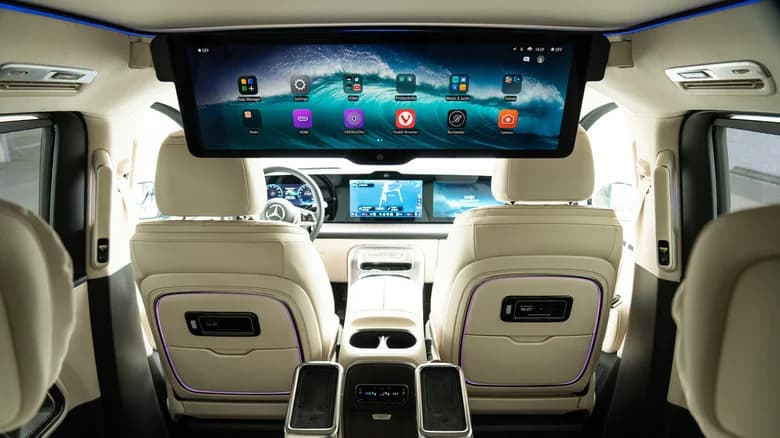 لوحة القيادة في مرسيدس VLE تعرض نظام MBUX Superscreen بثلاث شاشات متصلة