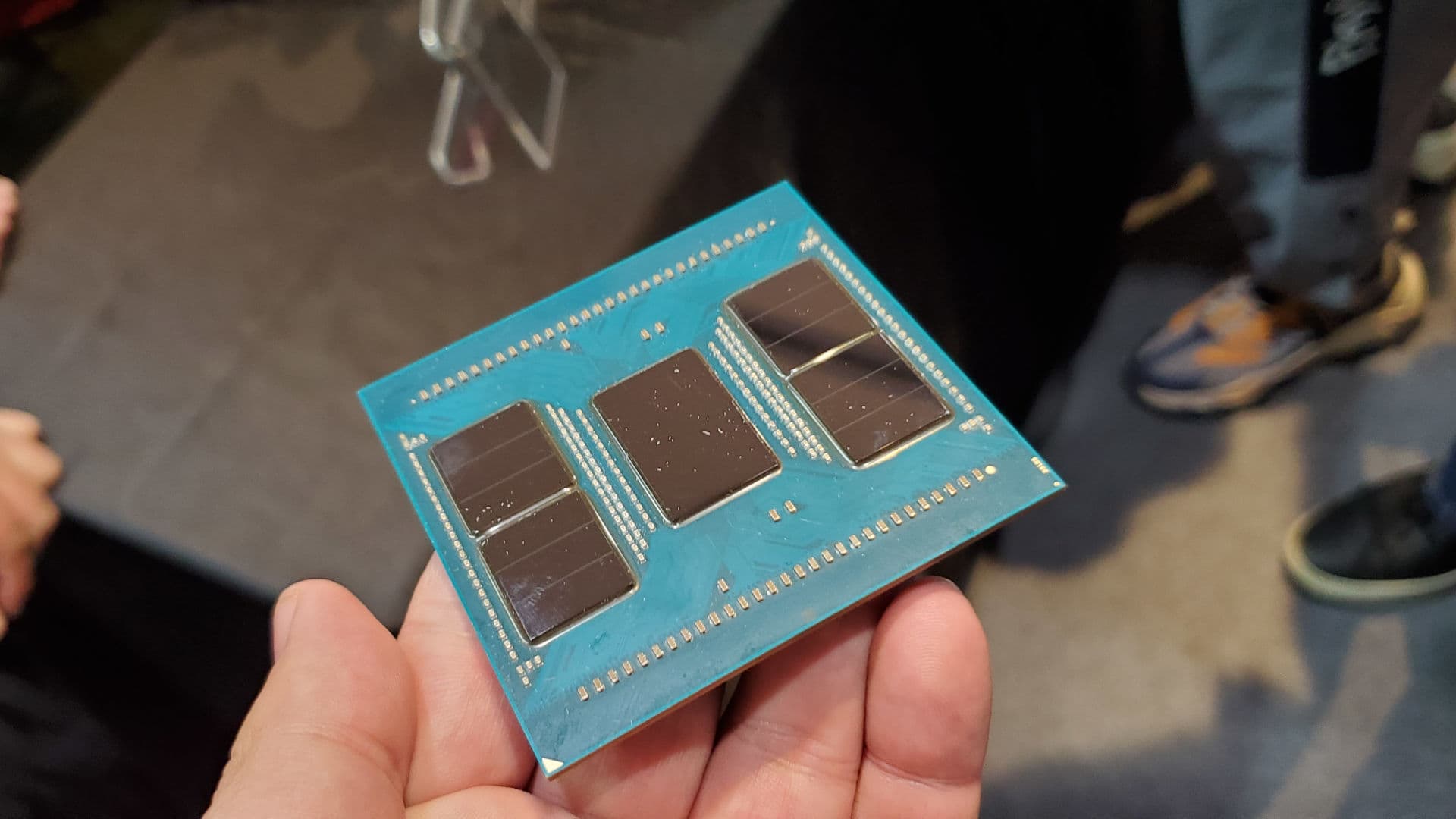 معالجات AMD Epyc للخوادم تستخدم عدداً كبيراً من الشرائح الصغيرة