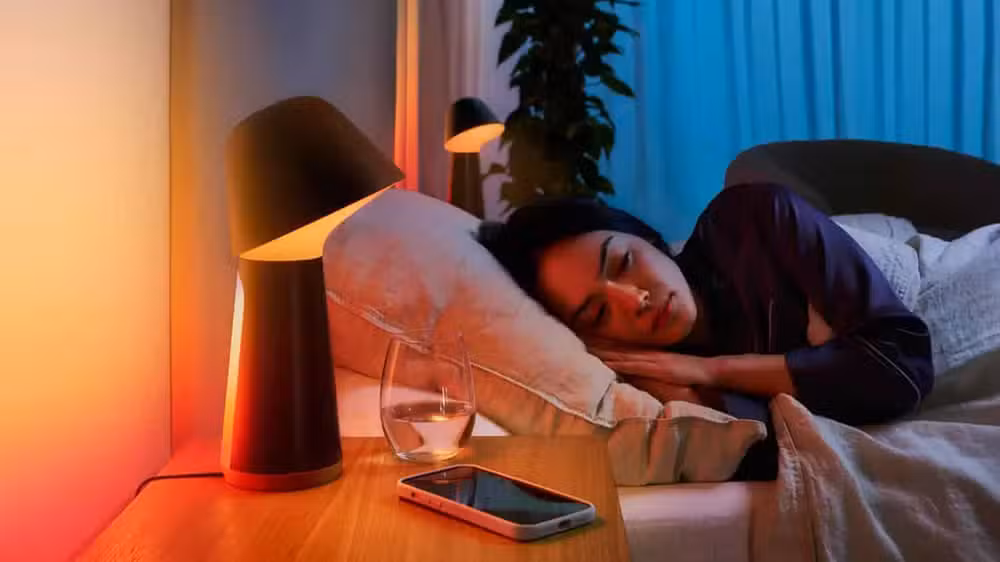 شخص يخرج القمامة مع شريحة NFC لتأكيد إتمام المهمة