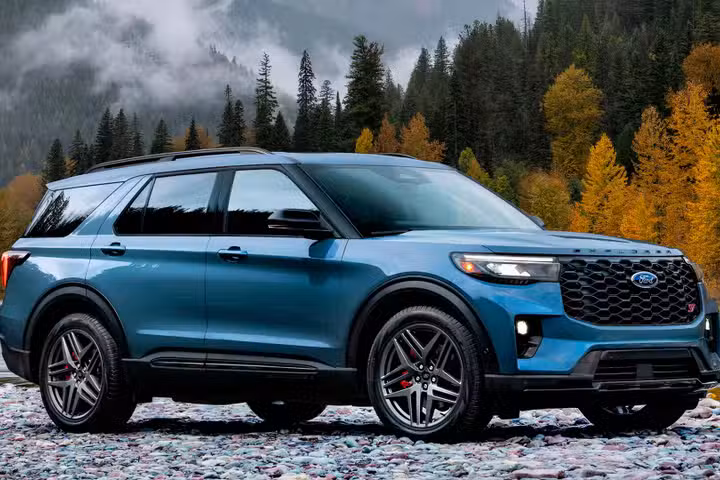 فورد إكسبلورر 2026 سيارة SUV متوسطة الحجم بثلاثة صفوف