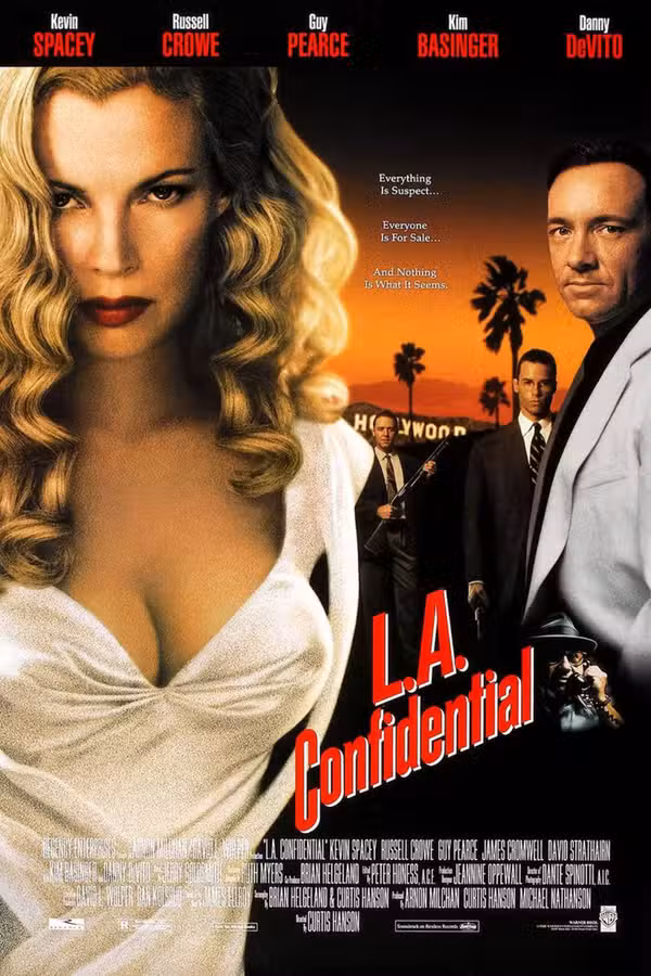 مشهد من فيلم L.A. Confidential يُظهر راسل كرو وغاي بيرس في دور ضابطي شرطة