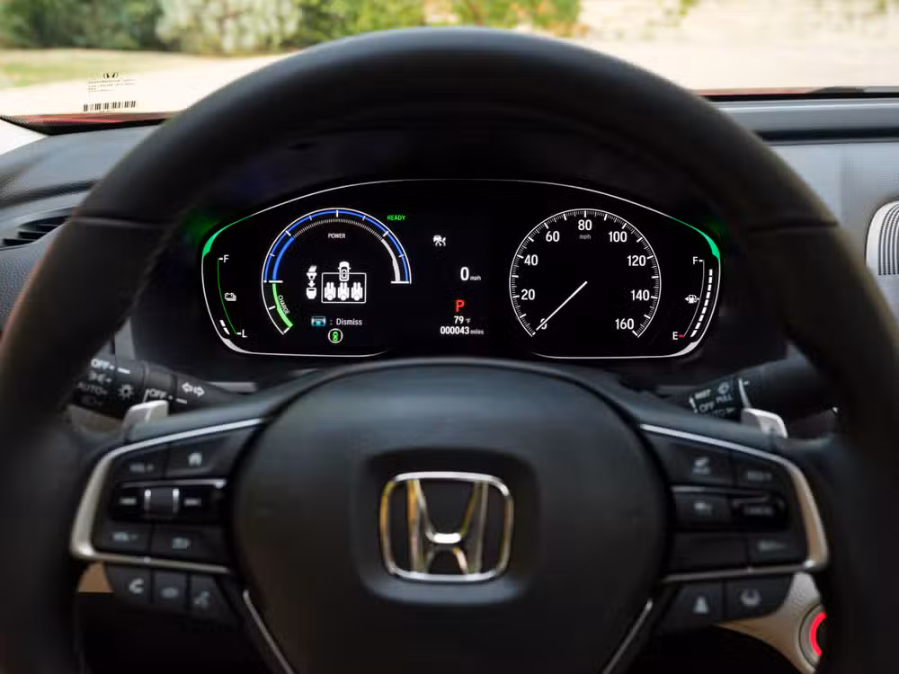 لوحة القيادة ونظام الوسائد الهوائية في سيارة Honda، توضح موقع مستشعرات السلامة