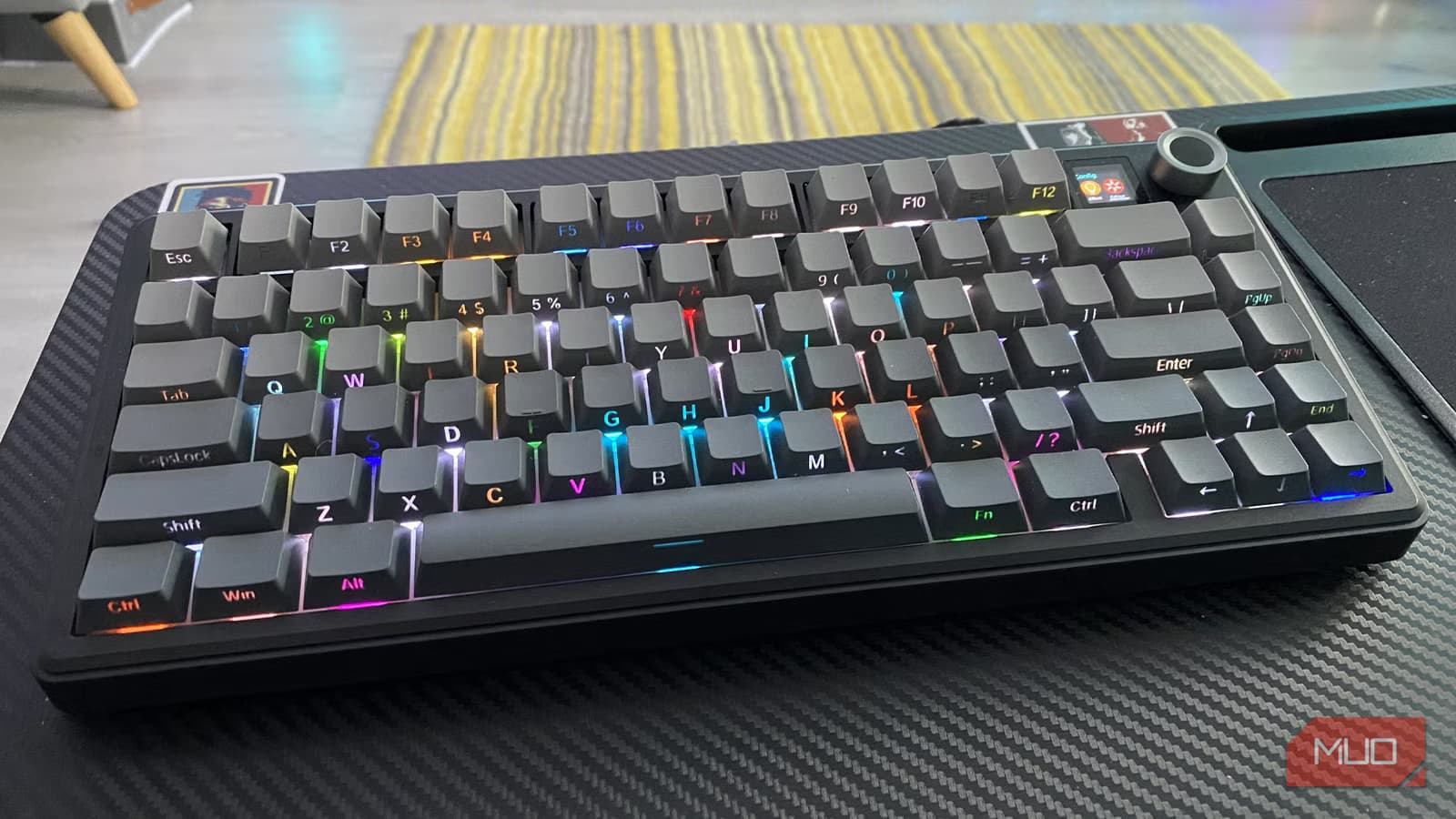 خمسة تخطيطات للوحة المفاتيح تفوّقت على QWERTY تقنياً… لكنها خسرت المعركة