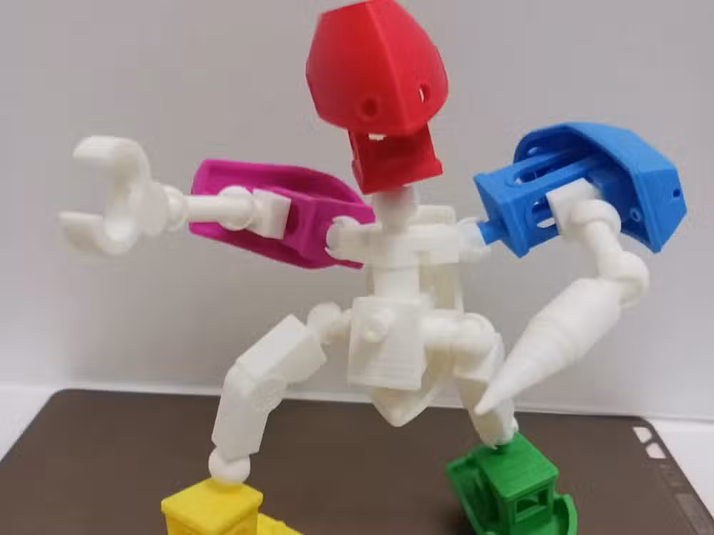 روبوت Mecha Benchy مُجمَّع من ستة نماذج Benchy صغيرة