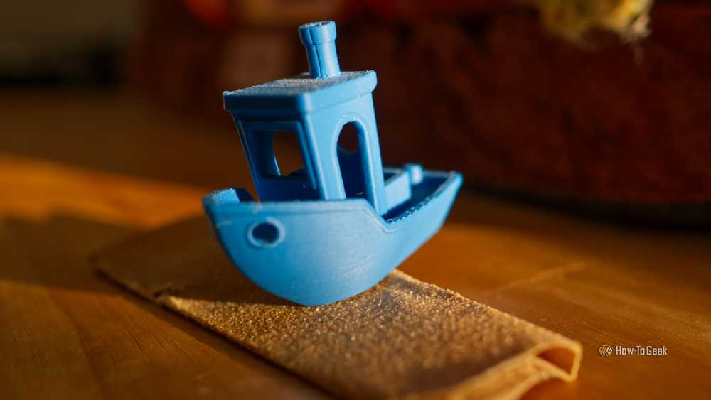 نموذج Benchy أزرق مثبت على سلسلة مفاتيح معدنية