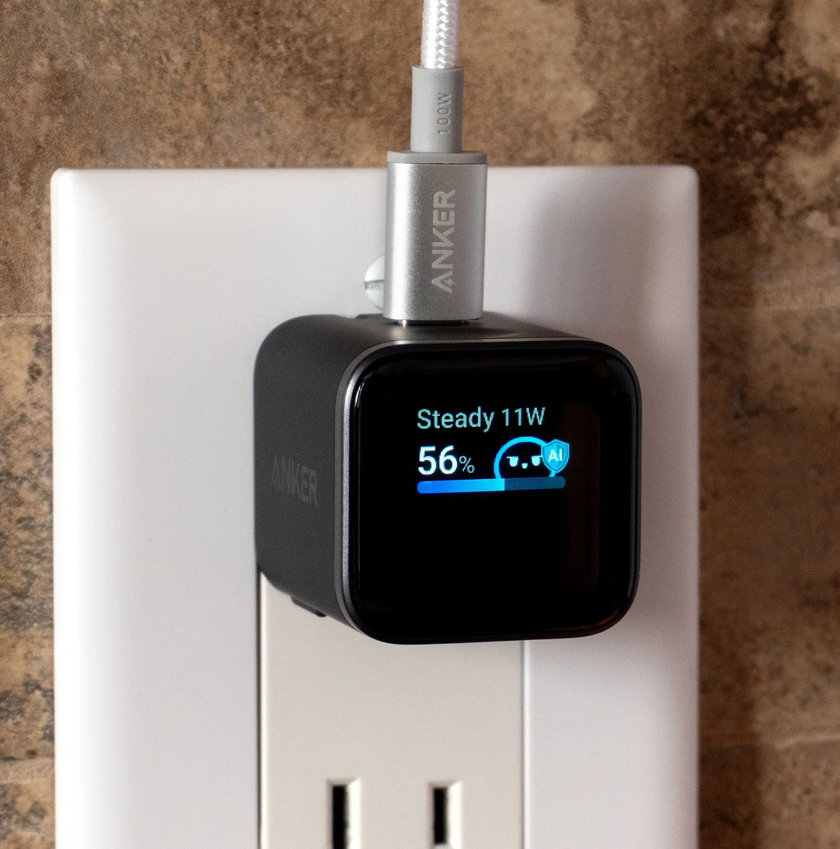 موزع Anker 555 USB-C متصل بحاسوب محمول مع عدة أجهزة طرفية