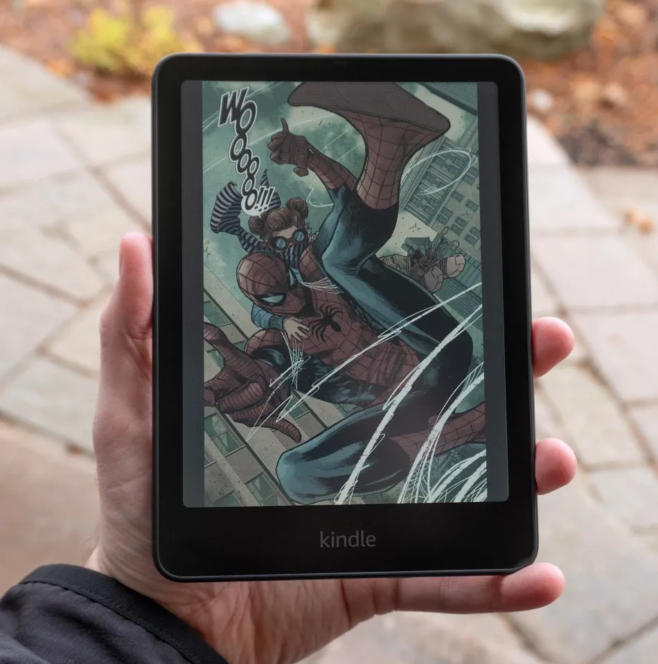 A photo of a person holding a Kindle Colorsoft Signature Edition.