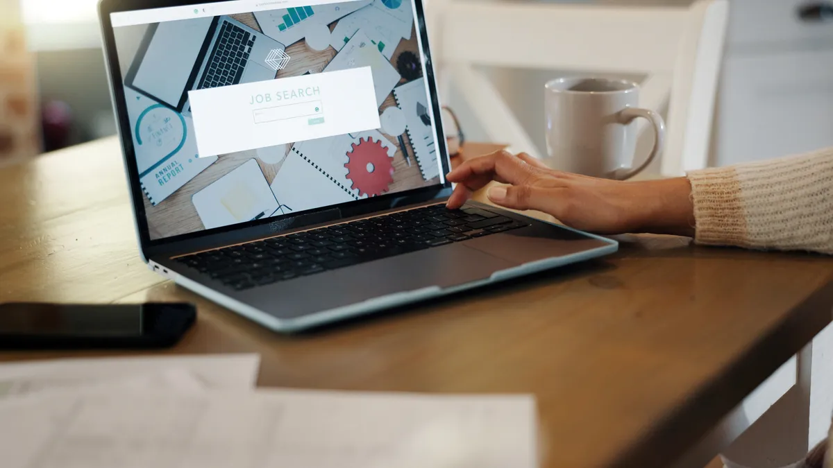 كيف تجتاز سيرتك الذاتية فلتر الذكاء الاصطناعي وتصل إلى مسؤول التوظيف؟