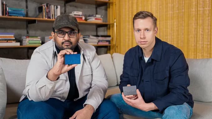 واجهة تطبيق Pocket تعرض تفريغاً نصياً لاجتماع مع خيارات الملخص والمهام