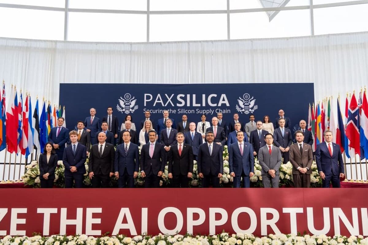 الإمارات تقود جهود الدبلوماسية التقنية في قمة Pax Silica بواشنطن: 35 دولة توقّع إعلاناً مشتركاً لتأمين سلاسل إمداد الذكاء الاصطناعي