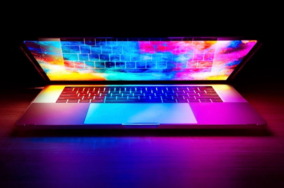 MacBook Ultra قادم بشاشة OLED تغطي 95% من BT.2020 — ماذا يعني ذلك للمحترفين؟