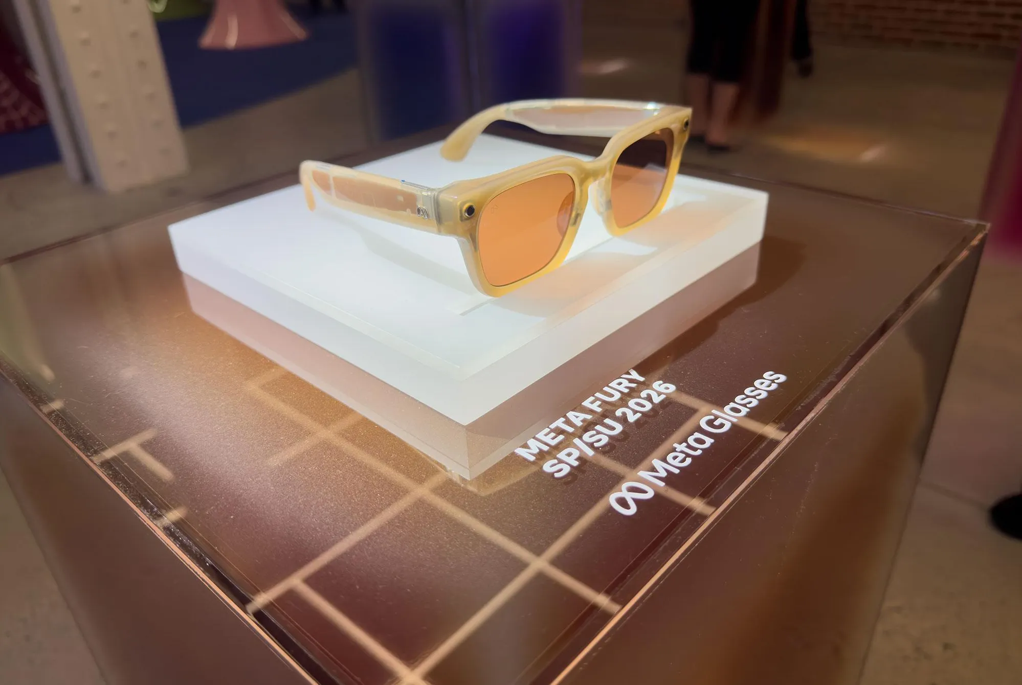طراز Meta Adventurer بإطار أنحف بلونين مختلفين