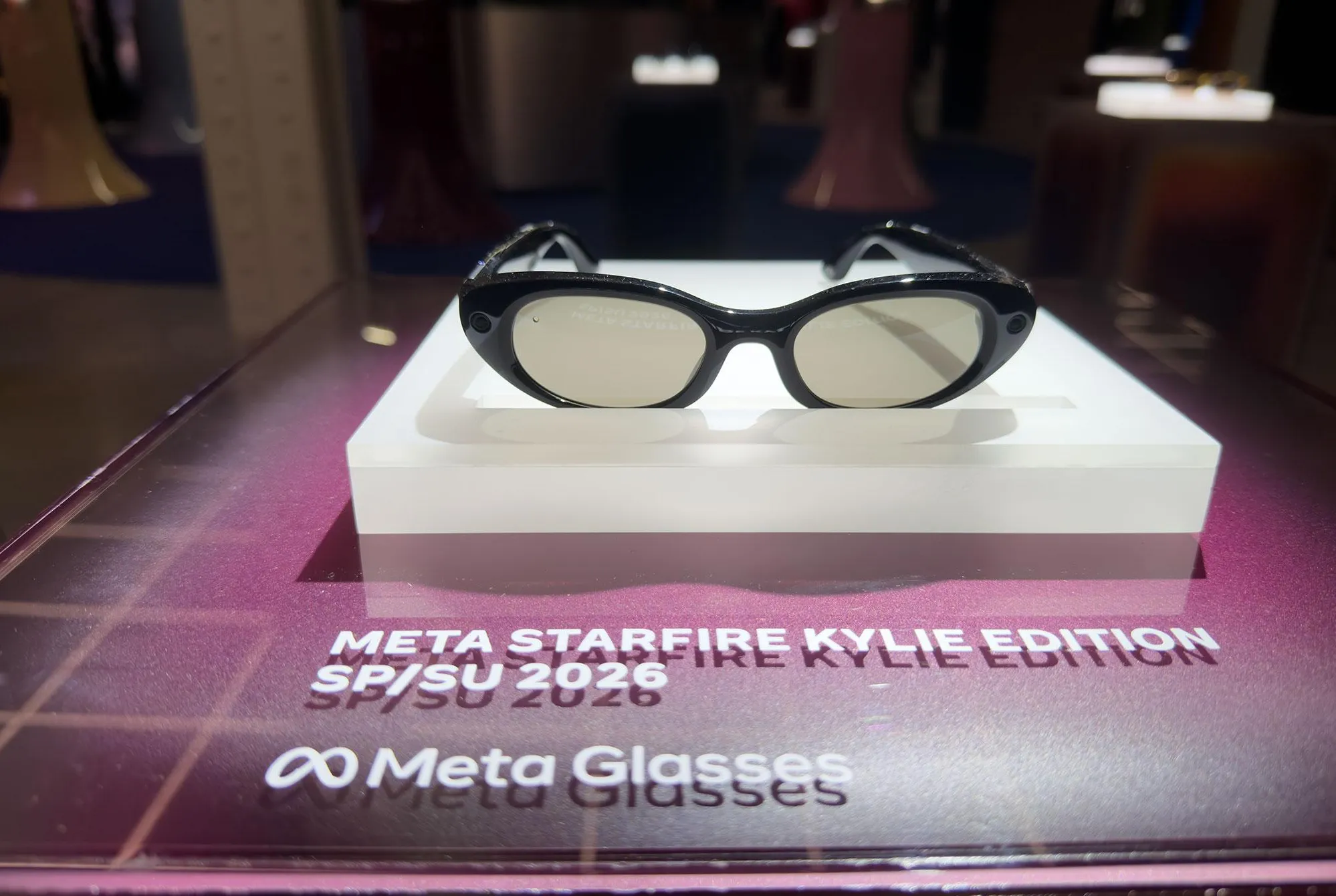 نظارة Meta Glasses by Kylie بتصميم Y2K مع علبتها الخاصة