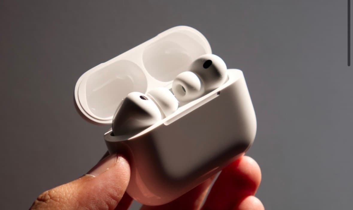 أبل تُجمِّد مشروع AirPods Ultra: هل تعثّرت طموحات Siri؟