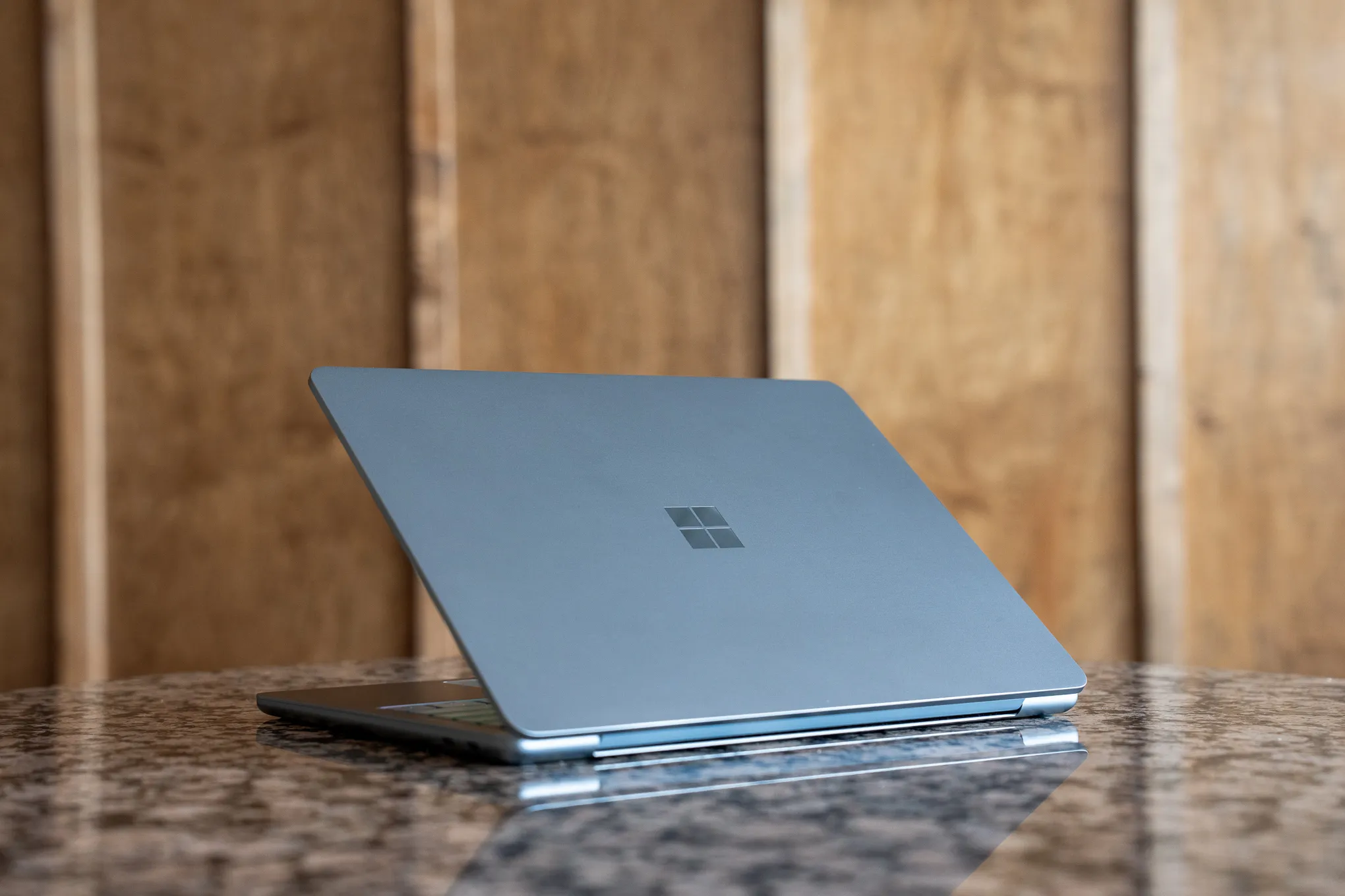 مقارنة بين Surface Laptop وMacBook Neo على مكتب عمل