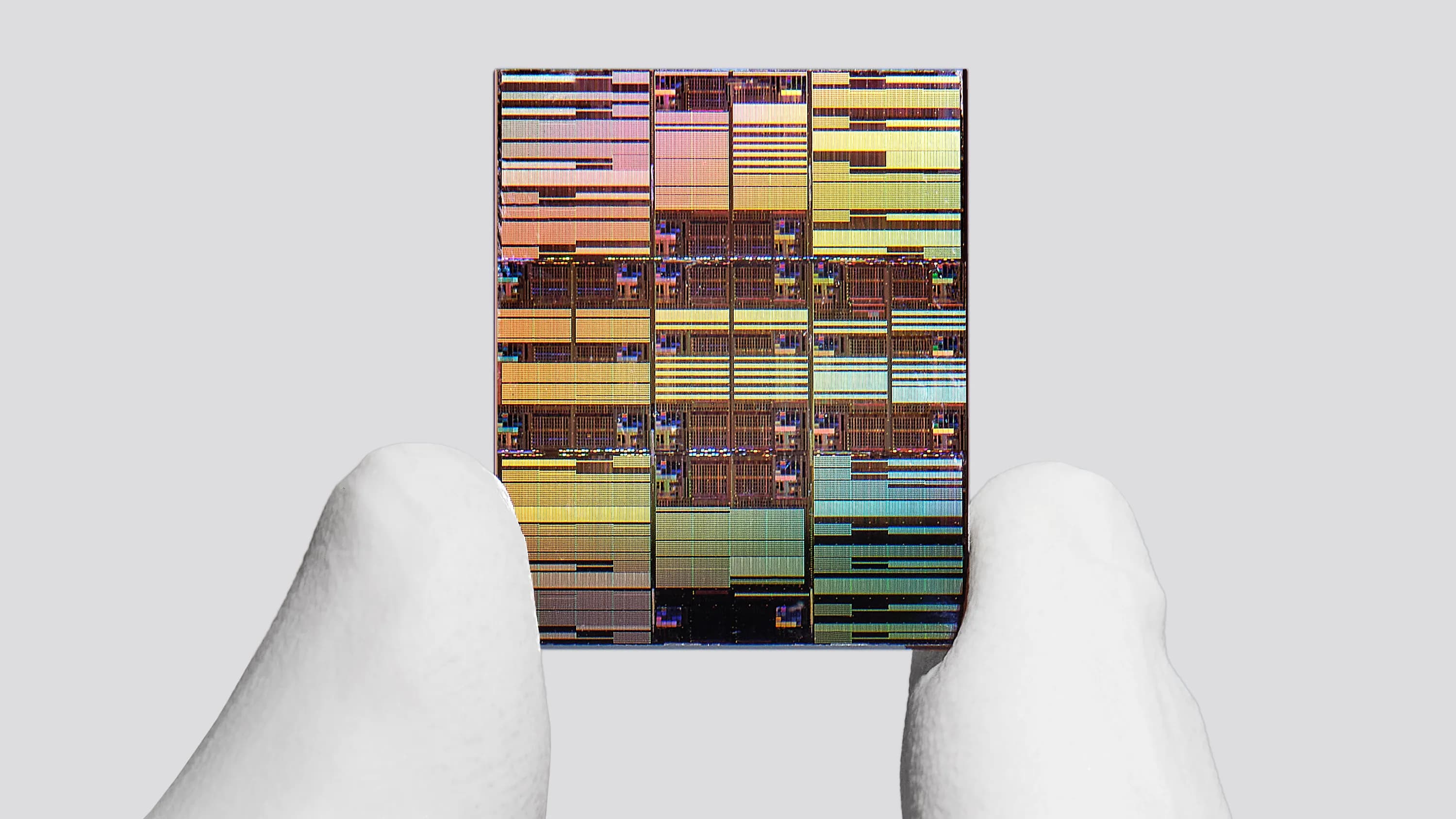 مقارنة بين بنية الترانزستورات الأفقية التقليدية وبنية Nanostack الرأسية من IBM