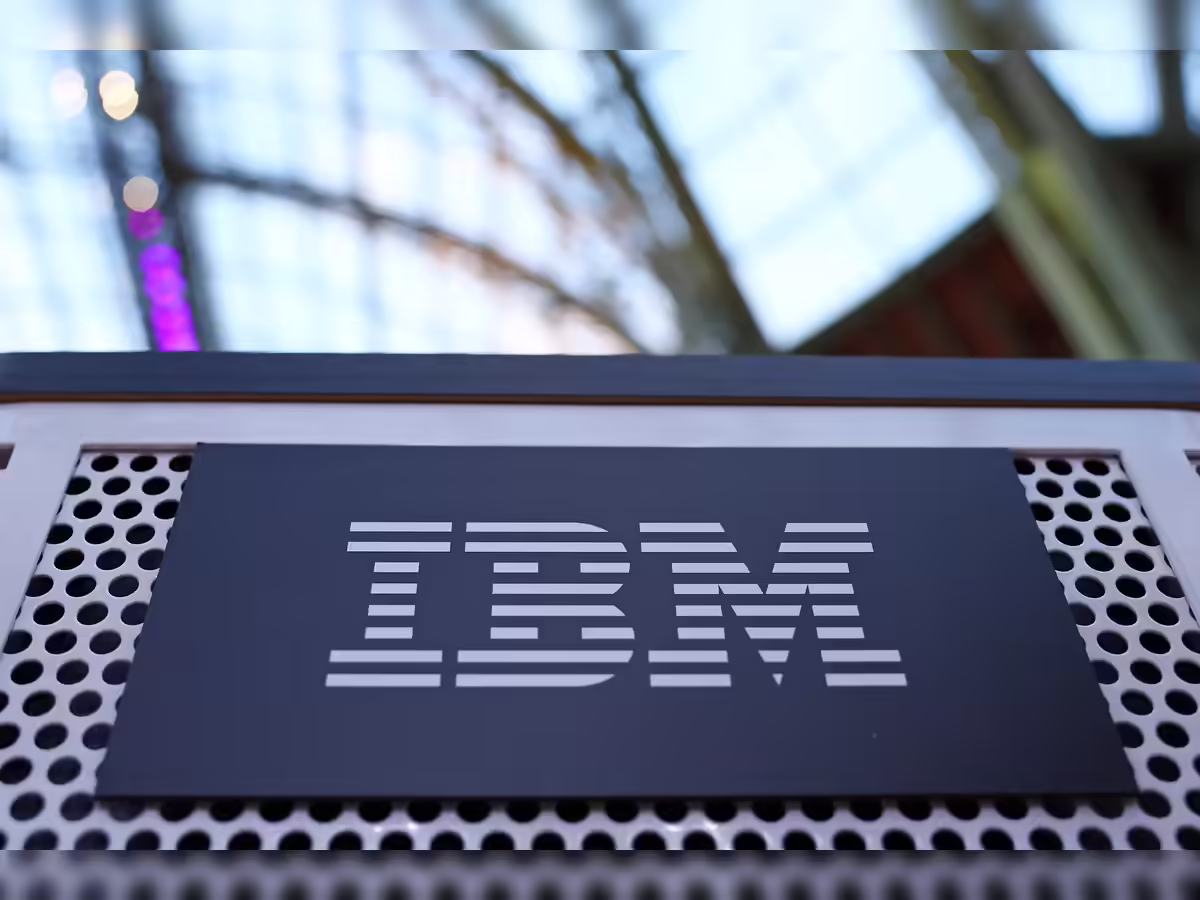 IBM تكشف عن أول تقنية رقاقات دون النانومتر الواحد بترانزستورات عمودية