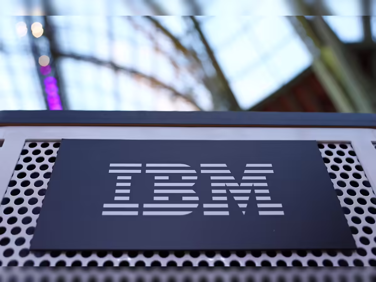 IBM تكسر حاجز النانومتر: أول شريحة بترانزستورات عمودية بحجم 0.7 نانومتر