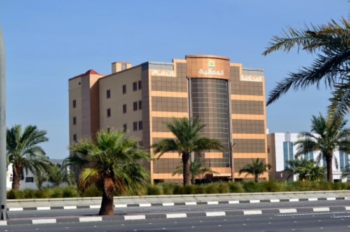 محكمة سعودية تغرّم حلاقاً 40 ألف ريال لتركه العمل دون إخطار: ماذا يعني ذلك لعقود العمل في السعودية؟