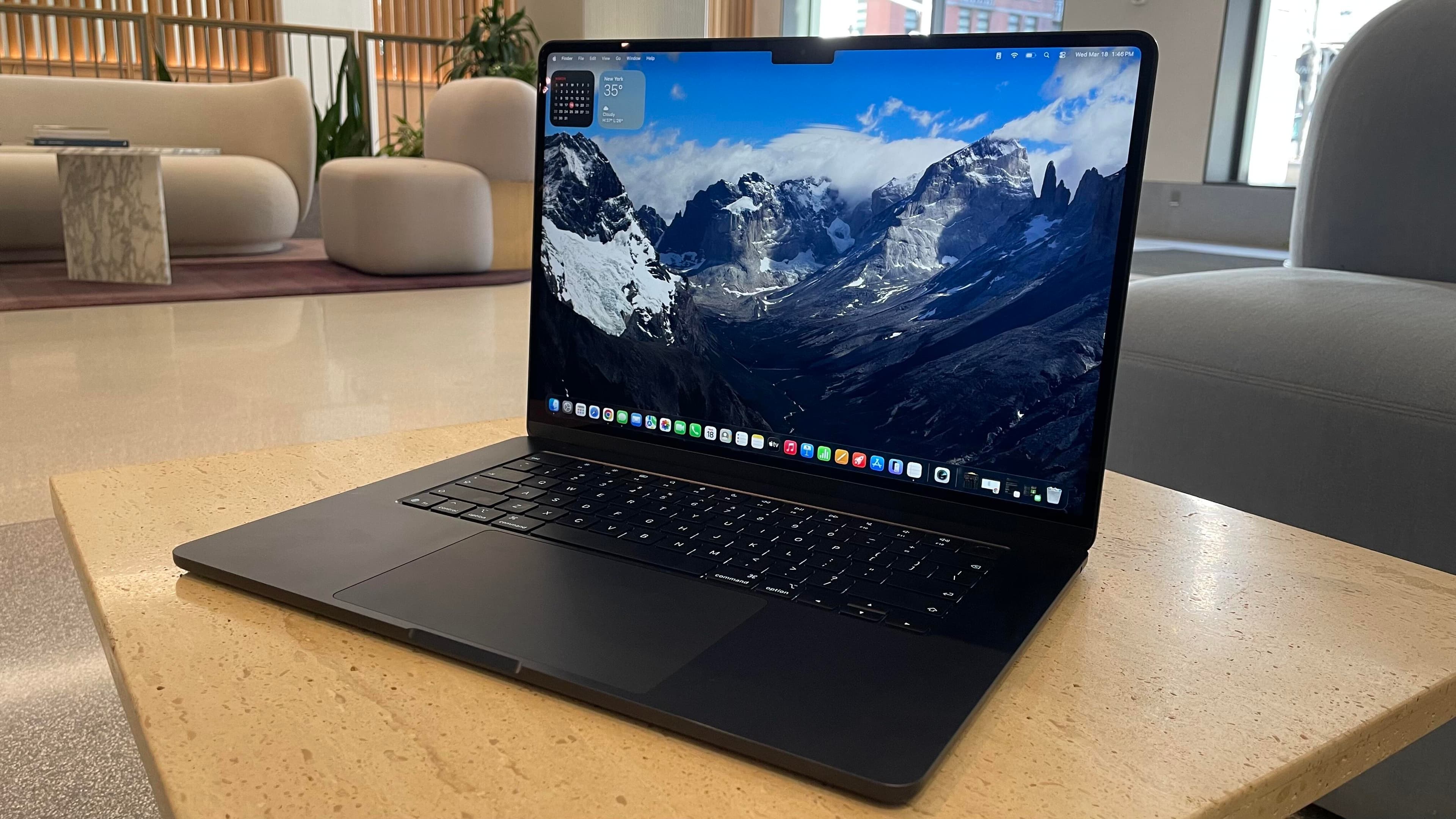 MacBook Air M5 بشاشة 15 بوصة يُظهر التصميم النحيف والشاشة الواسعة