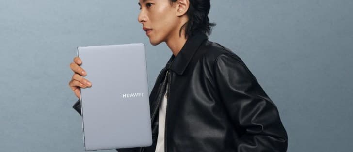 شاشة MateBook Fold مفتوحة بالكامل تُظهر مساحة العرض الواسعة