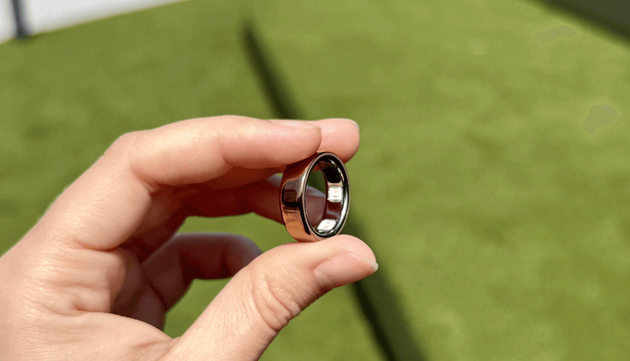 مقارنة بين سمك خاتم Oura Ring 5 وخاتم Oura Ring 4