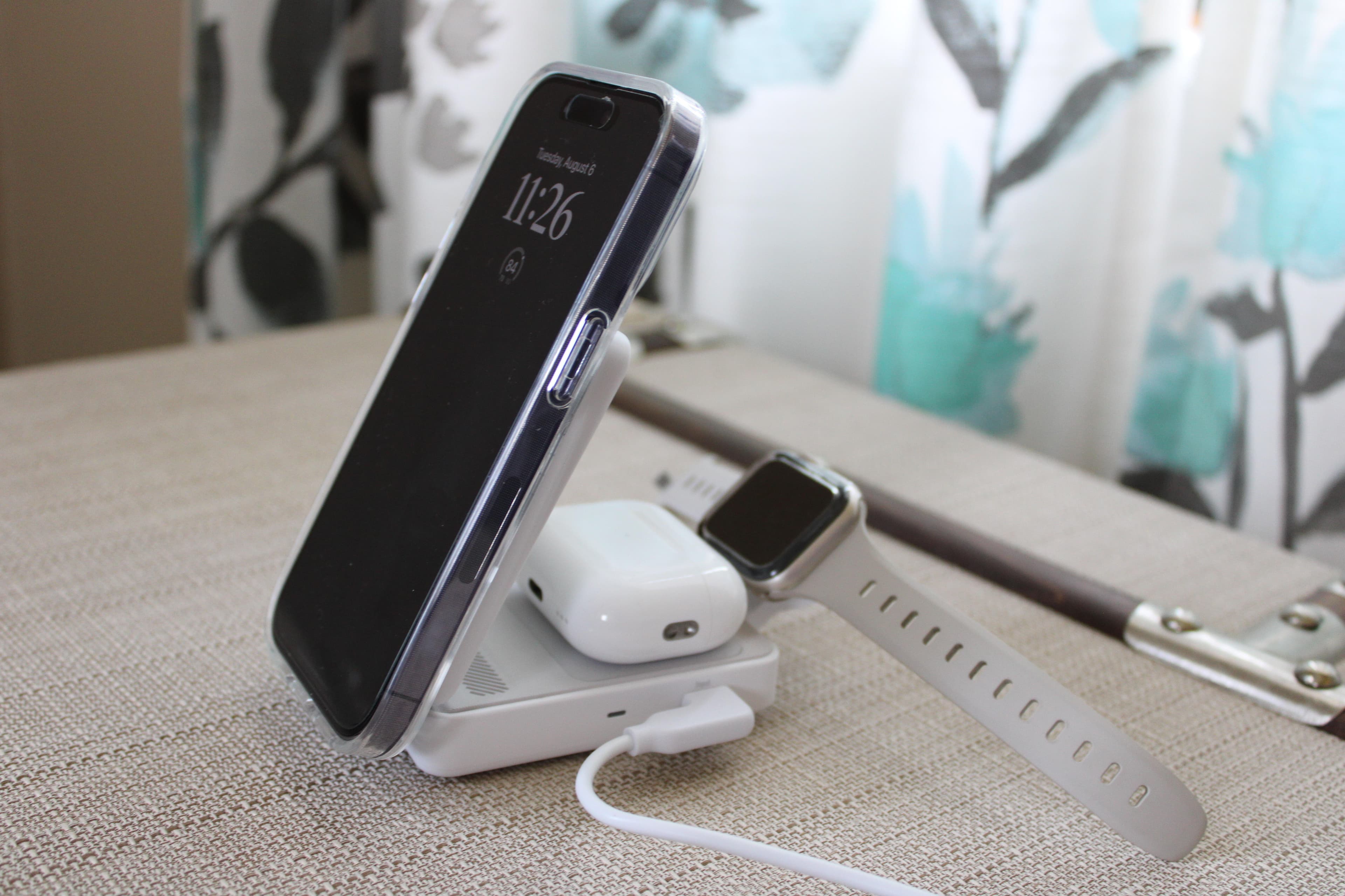شاحن Anker MagGo القابل للطي مع هاتف iPhone وساعة Apple Watch