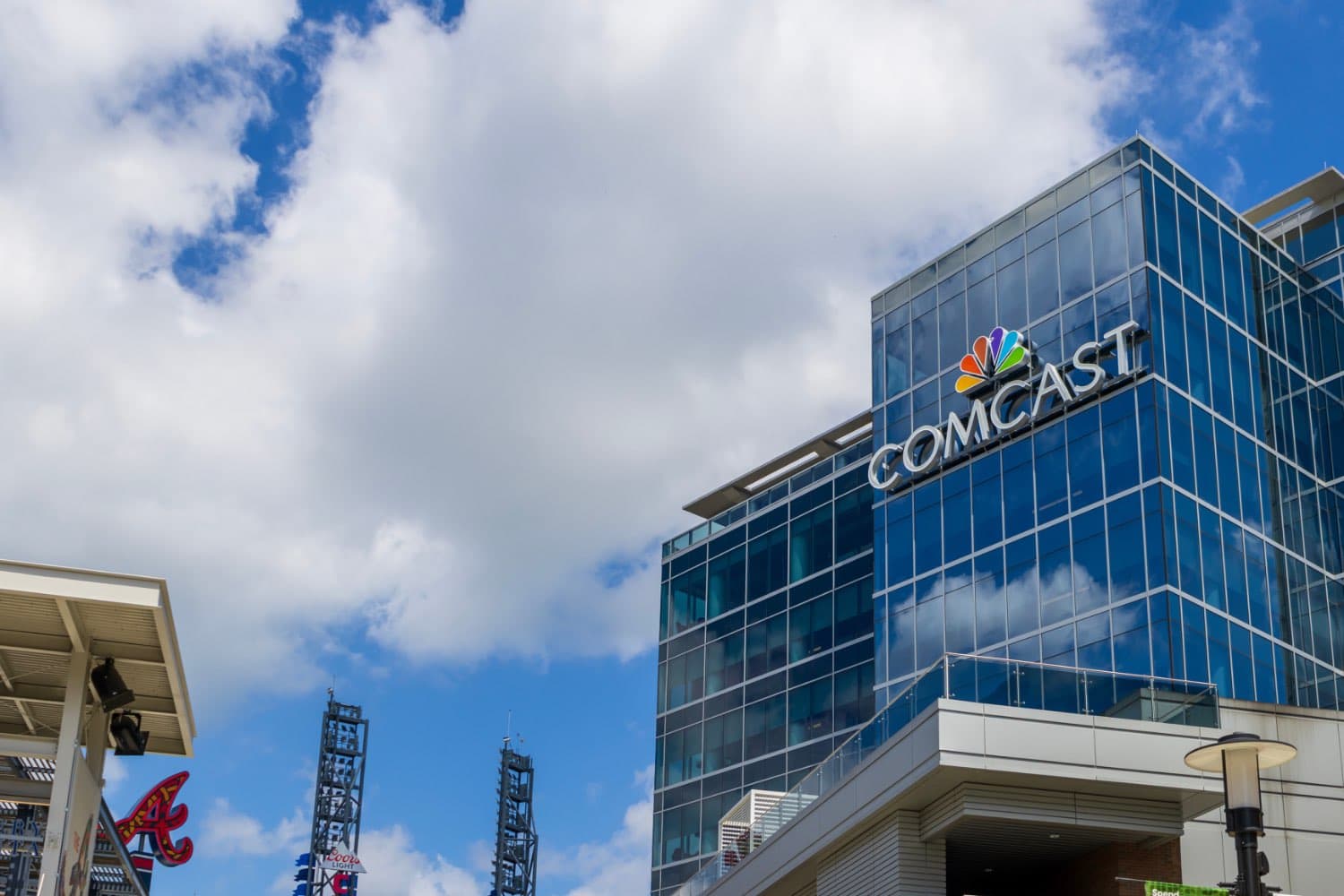 Comcast تفصل NBCUniversal في أكبر انفصال إعلامي بقيمة 164 مليار دولار