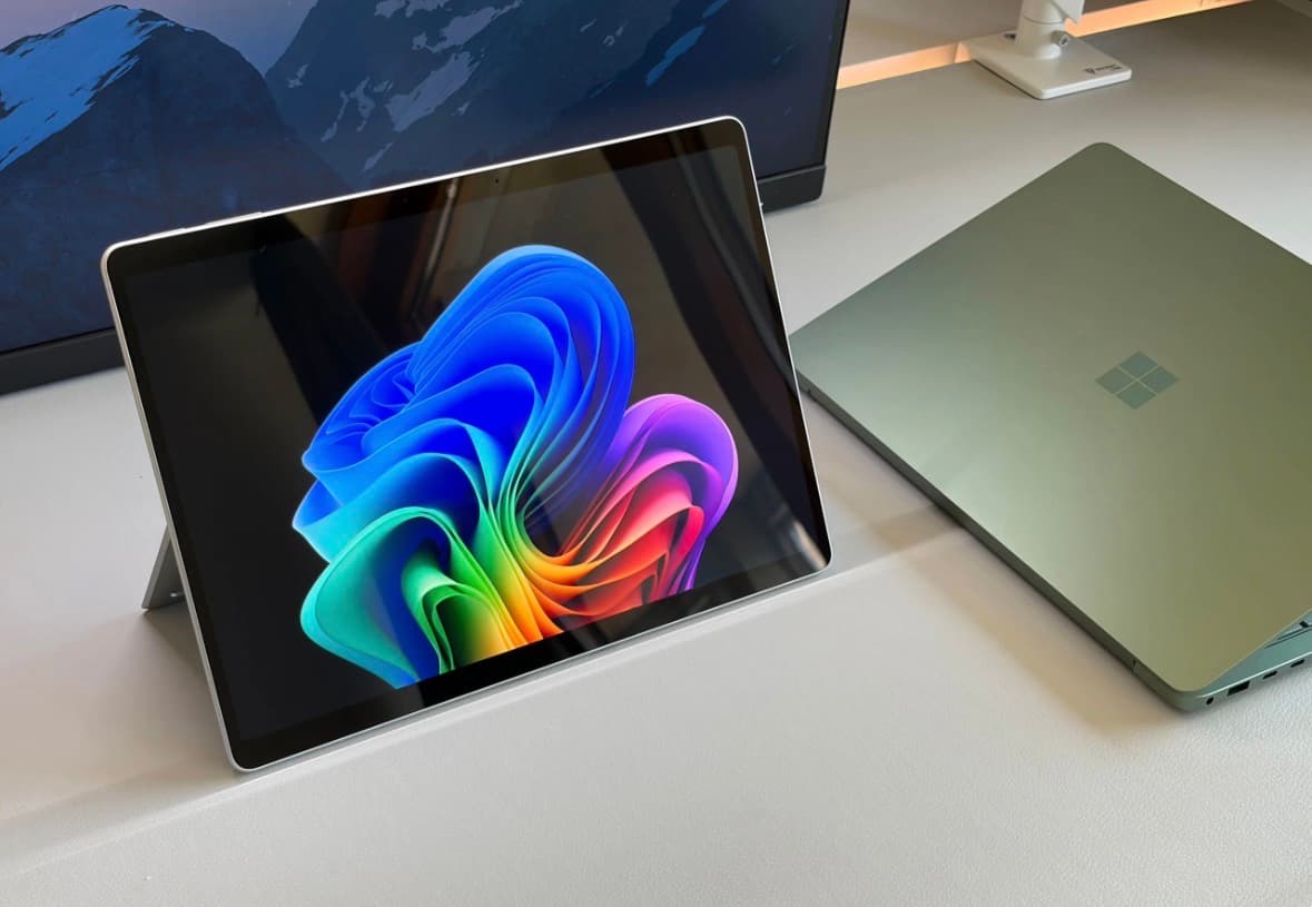 أجهزة Surface 2025: لماذا تحرم مايكروسوفت المستهلكين من معالجات Intel؟